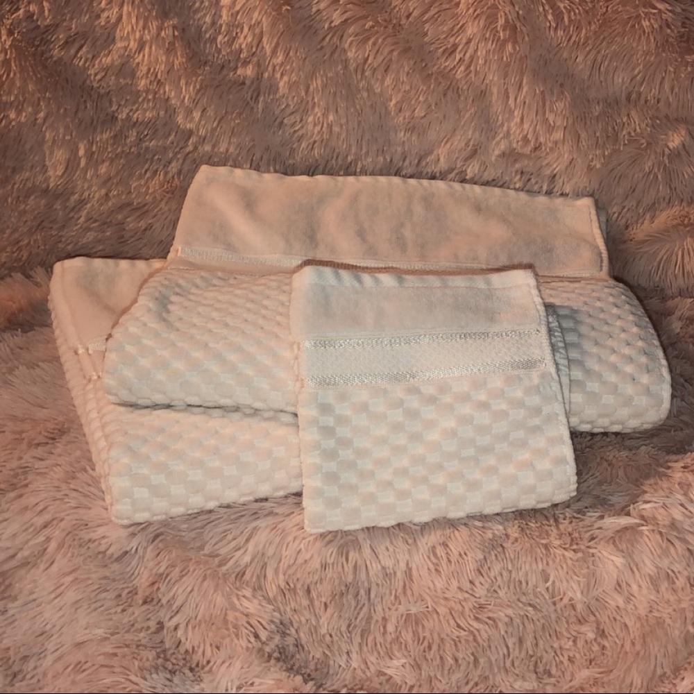 NWOT trio set of pink towels